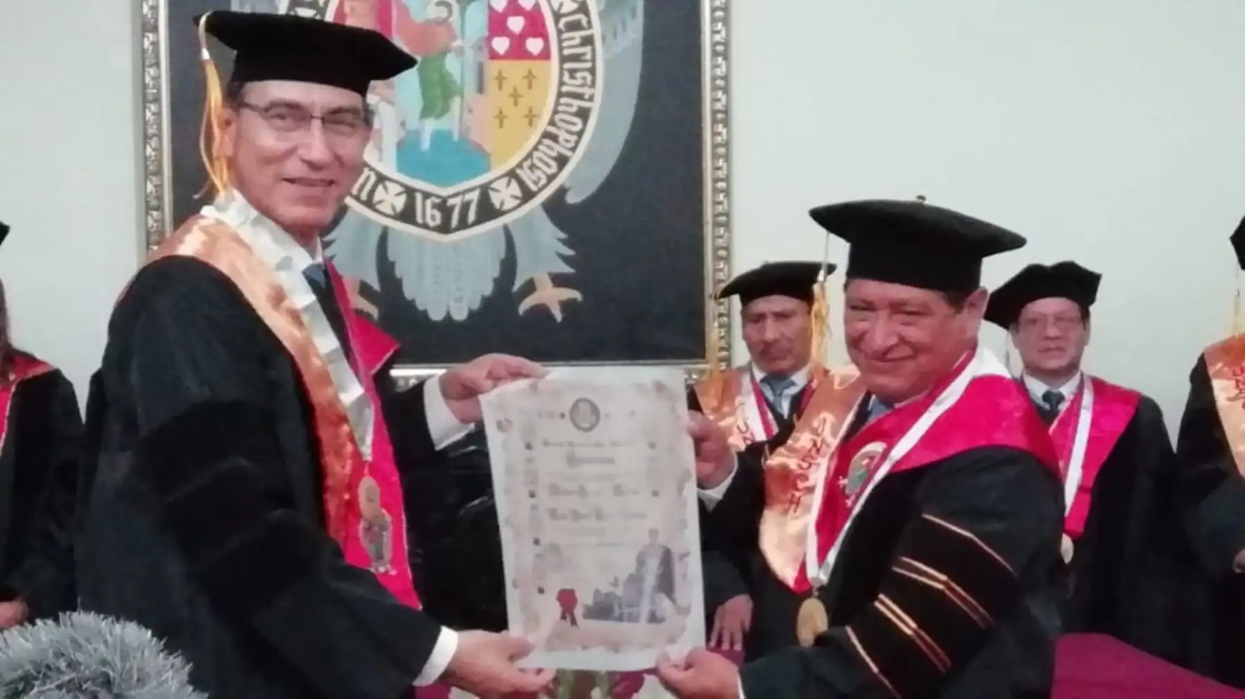 La Universidad Nacional de San Cristóbal de Huamanga inviste doctor "Honoris Causa" al Presidente de la República, Martín Vizcarra. Foto: ANDINA/Difusión.