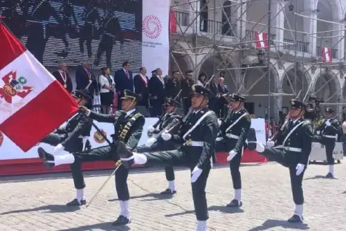 Las Fuerzas Armadas se sumaron a la lucha contra la anemia, por lo que los soldados saldrán casa por casa para concientizar a la gente sobre cómo debe alimentar a sus niños, anunció hoy el ministro de Defensa, José Huerta Torres, durante la ceremonia de lanzamiento de la Agenda del Bicentenario en la Plaza de Armas de Arequipa.
