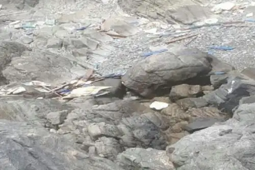 Miembros de la Policía Nacional conjuntamente con personal de la Capitanía de Puerto de Ilo (Moquegua) buscan a la persona desaparecida tras el naufragio de una embarcación pesquera ocurrida esta mañana a la altura del kilómetro 107 de la carretera costanera, centro poblado Punta Picata, distrito de Ite, en la región Tacna, por oleajes anómalos.