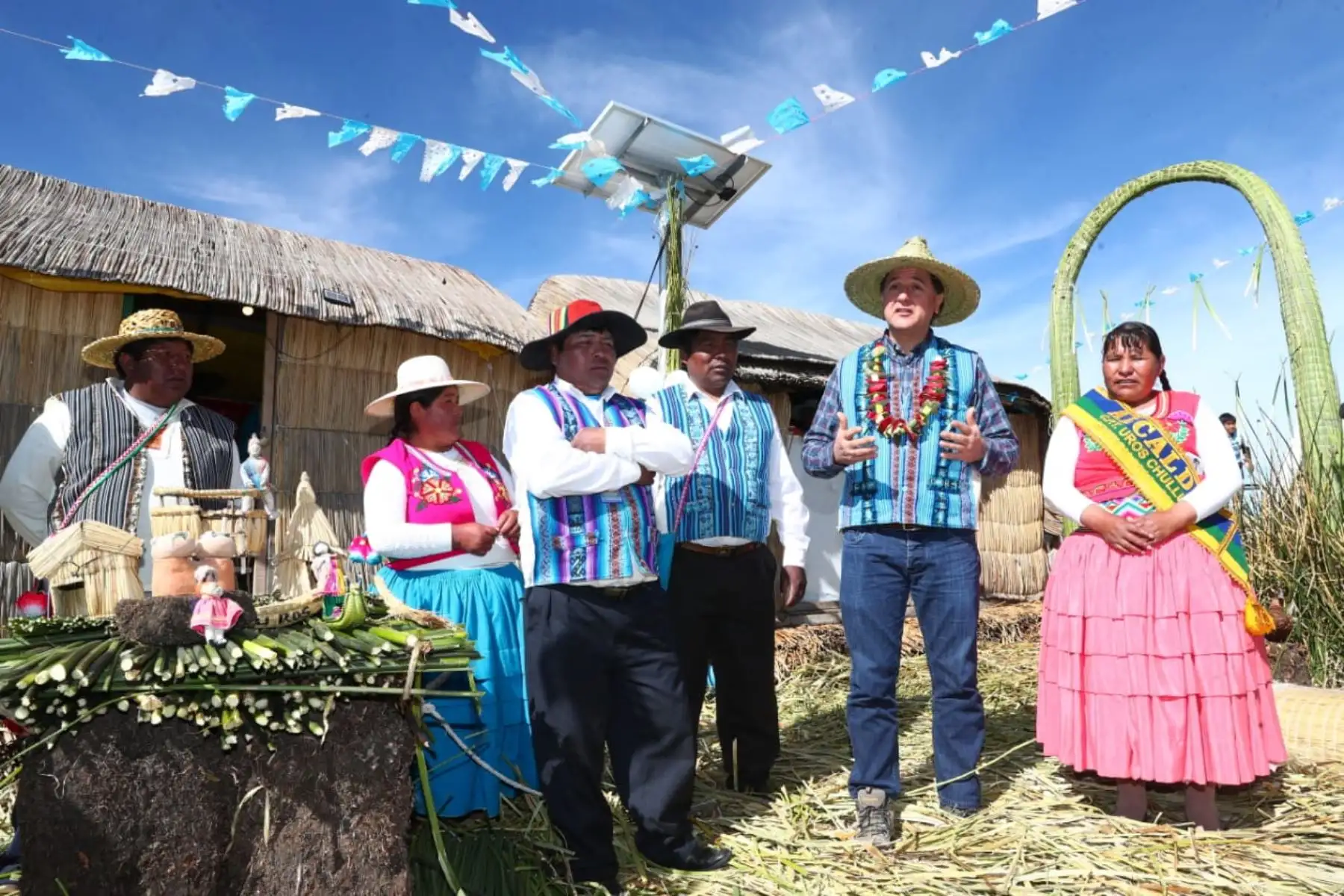 Ministro de Energía y Minas, Francisco Ísmodes, en la isla Tahuantinsuyo.