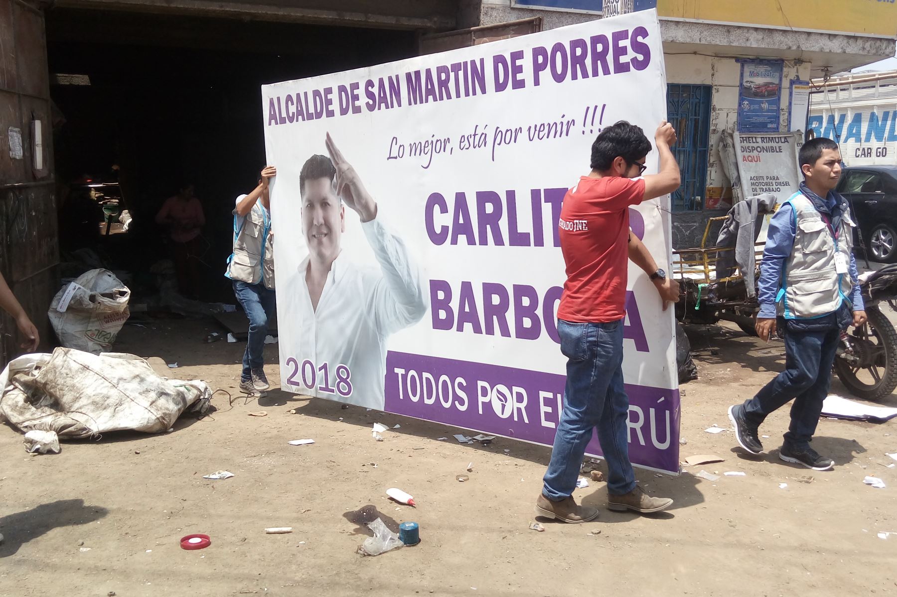 Voluntarios retiran propaganda electoral. Foto: Andina/Difusión