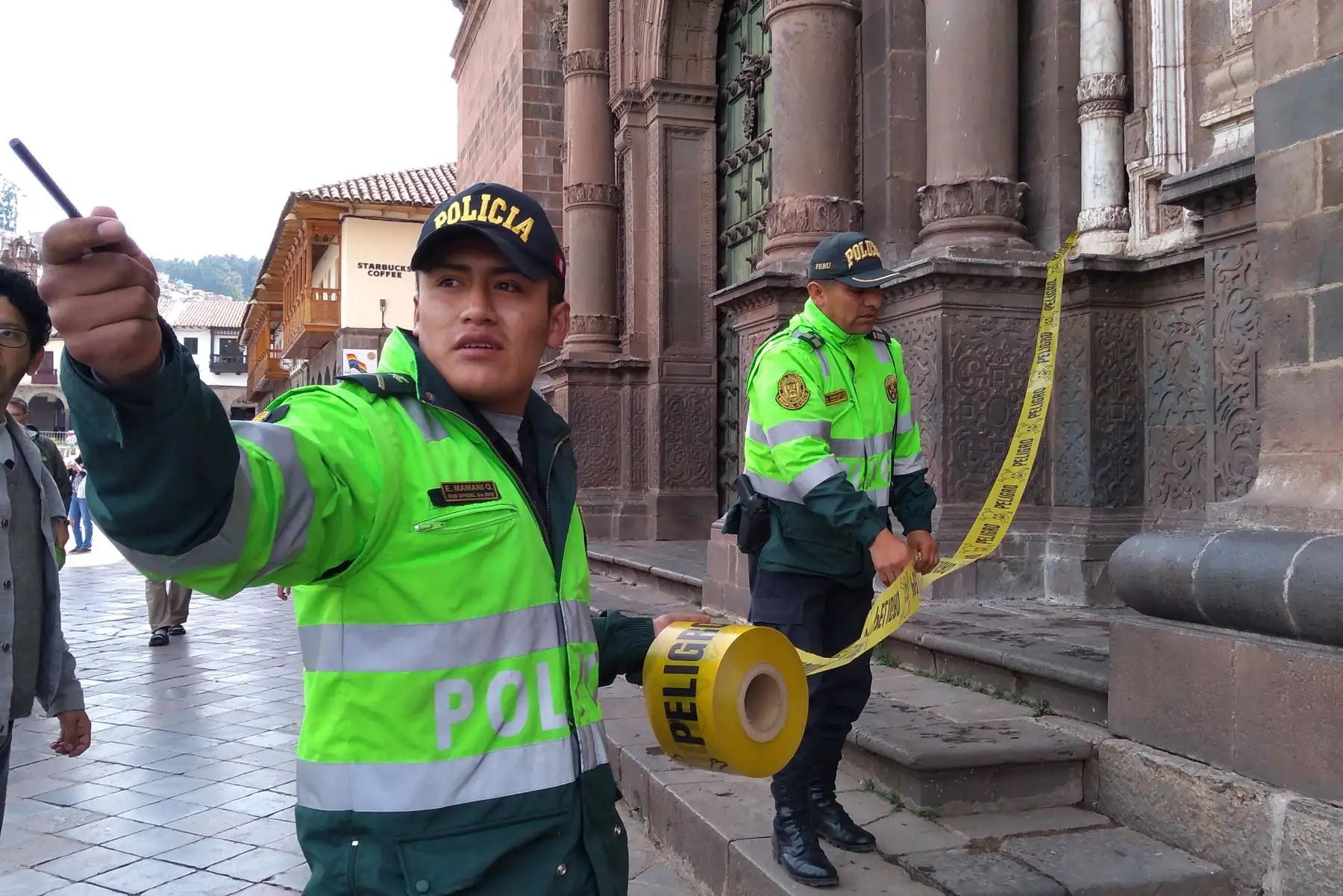 Policías acordonaron la zona tras la caída de al menos cuatro pináculos o elementos constructivos de la parte más alta del templo barroco La Compañía de Jesús del Cusco. ANDINA/Percy Hurtado Santillán