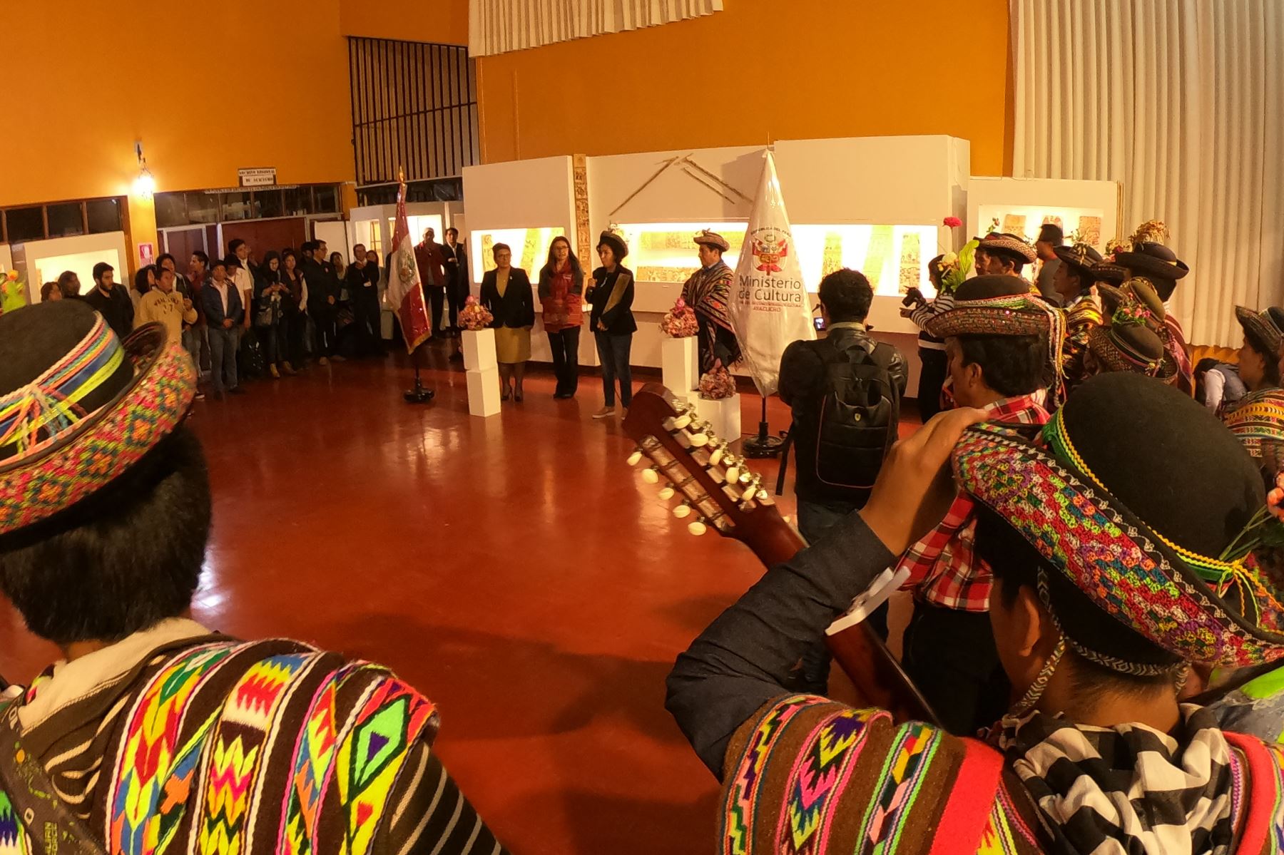 Artistas populares y autoridades ayacuchanas recibieron la declaratoria de Patrimonio Cultural de la Nación a las tablas de Sarhua, de manos de la ministra de Cultura, Patricia Balbuena.