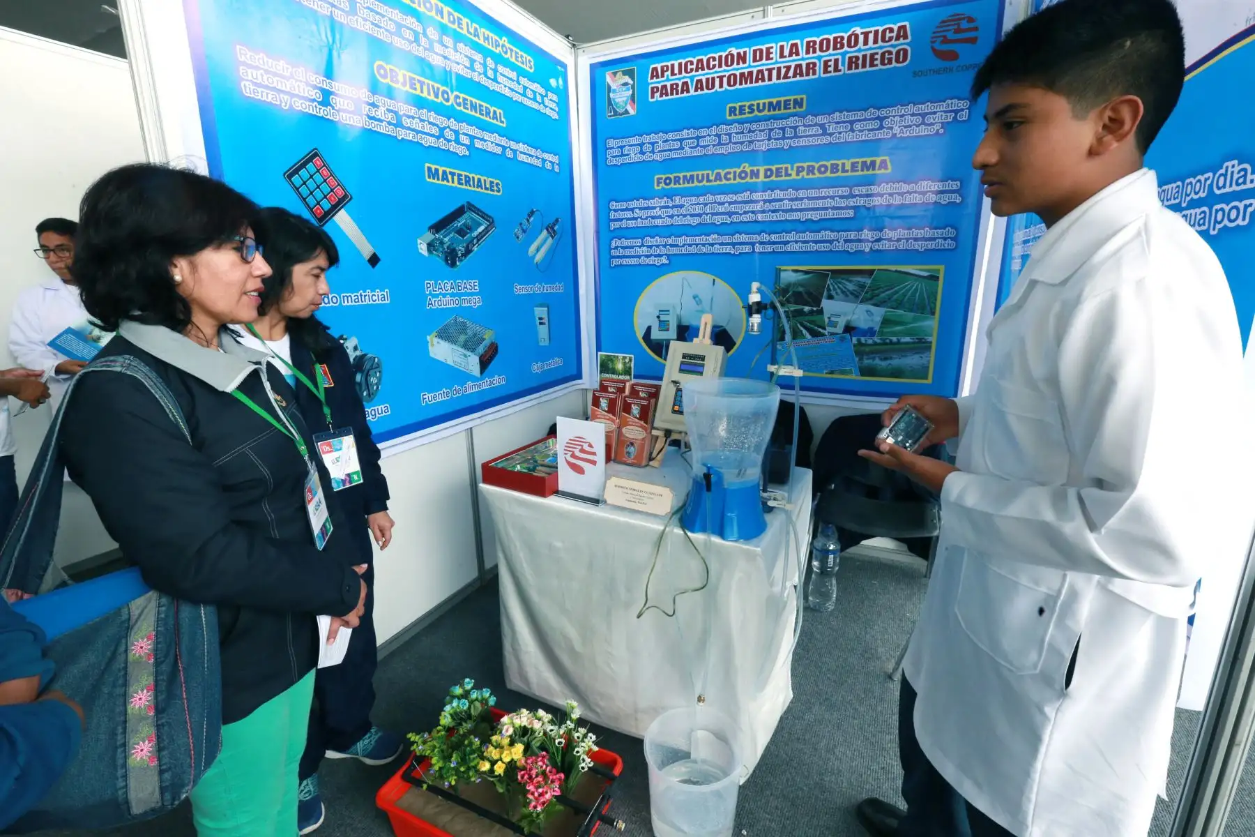 Proyectos sobre energía renovable, medio ambiente y agroindustria, presentan estudiantes de las 26 regiones del país, en la Feria Escolar Nacional de Ciencia y Tecnología Eureka.
Foto: ANDINA/Norman Córdova