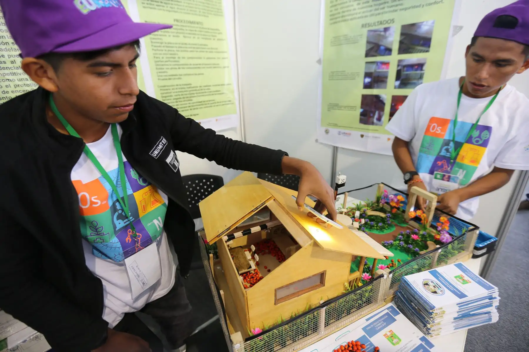 Proyectos sobre energía renovable, medio ambiente y agroindustria, presentan estudiantes de las 26 regiones del país, en la Feria Escolar Nacional de Ciencia y Tecnología Eureka.
Foto: ANDINA/Norman Córdova