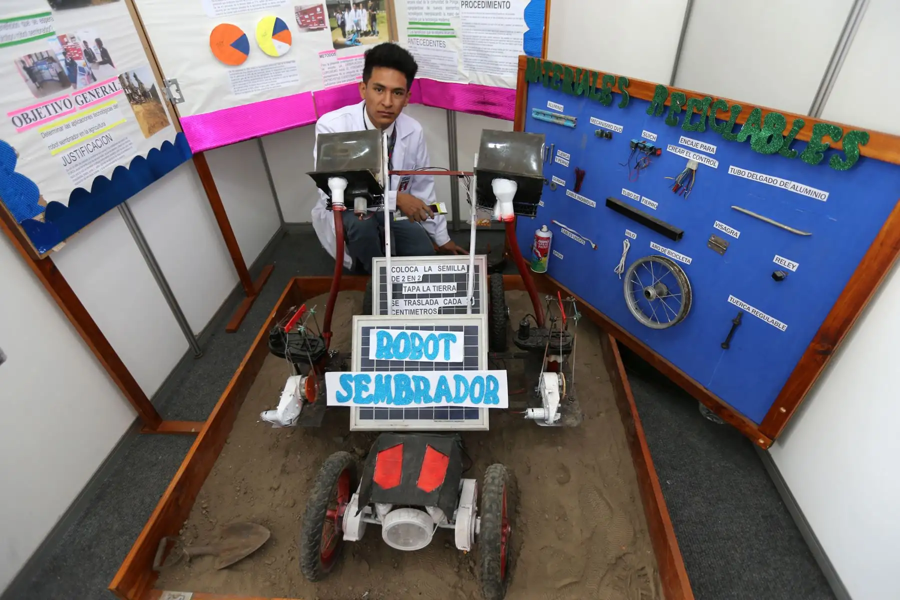 Proyectos sobre energía renovable, medio ambiente y agroindustria, presentan estudiantes de las 26 regiones del país, en la Feria Escolar Nacional de Ciencia y Tecnología Eureka.
Foto: ANDINA/Norman Córdova