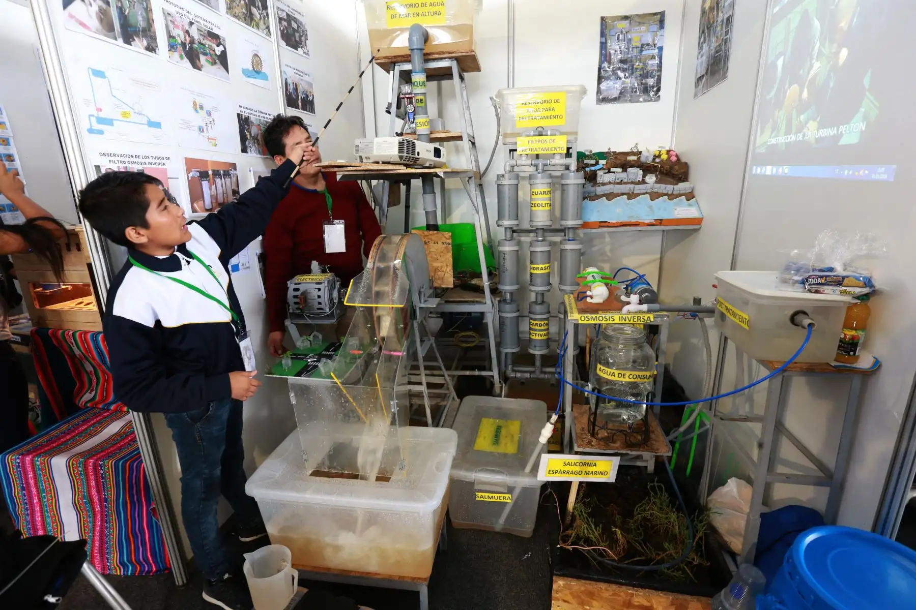 Proyectos sobre energía renovable, medio ambiente y agroindustria, presentan estudiantes de las 26 regiones del país, en la Feria Escolar Nacional de Ciencia y Tecnología Eureka.
Foto: ANDINA/Norman Córdova