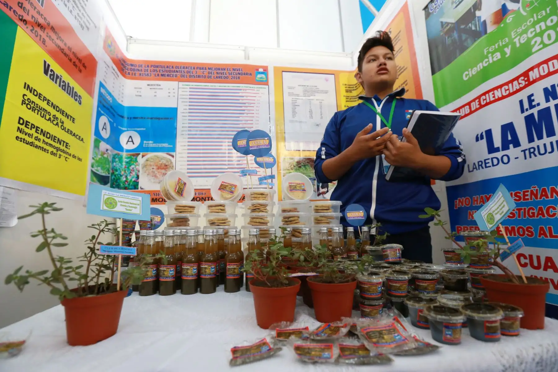 Proyectos sobre energía renovable, medio ambiente y agroindustria, presentan estudiantes de las 26 regiones del país, en la Feria Escolar Nacional de Ciencia y Tecnología Eureka.
Foto: ANDINA/Norman Córdova