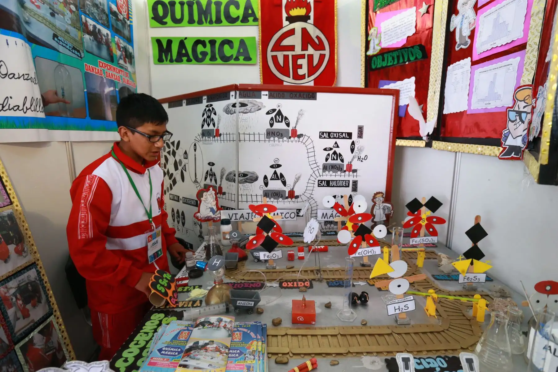 Proyectos sobre energía renovable, medio ambiente y agroindustria, presentan estudiantes de las 26 regiones del país, en la Feria Escolar Nacional de Ciencia y Tecnología Eureka.
Foto: ANDINA/Norman Córdova