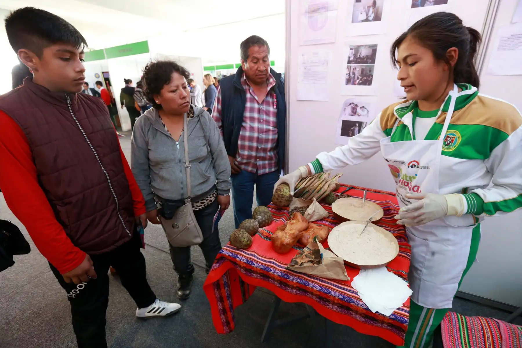 Proyectos sobre energía renovable, medio ambiente y agroindustria, presentan estudiantes de las 26 regiones del país, en la Feria Escolar Nacional de Ciencia y Tecnología Eureka.
Foto: ANDINA/Norman Córdova
