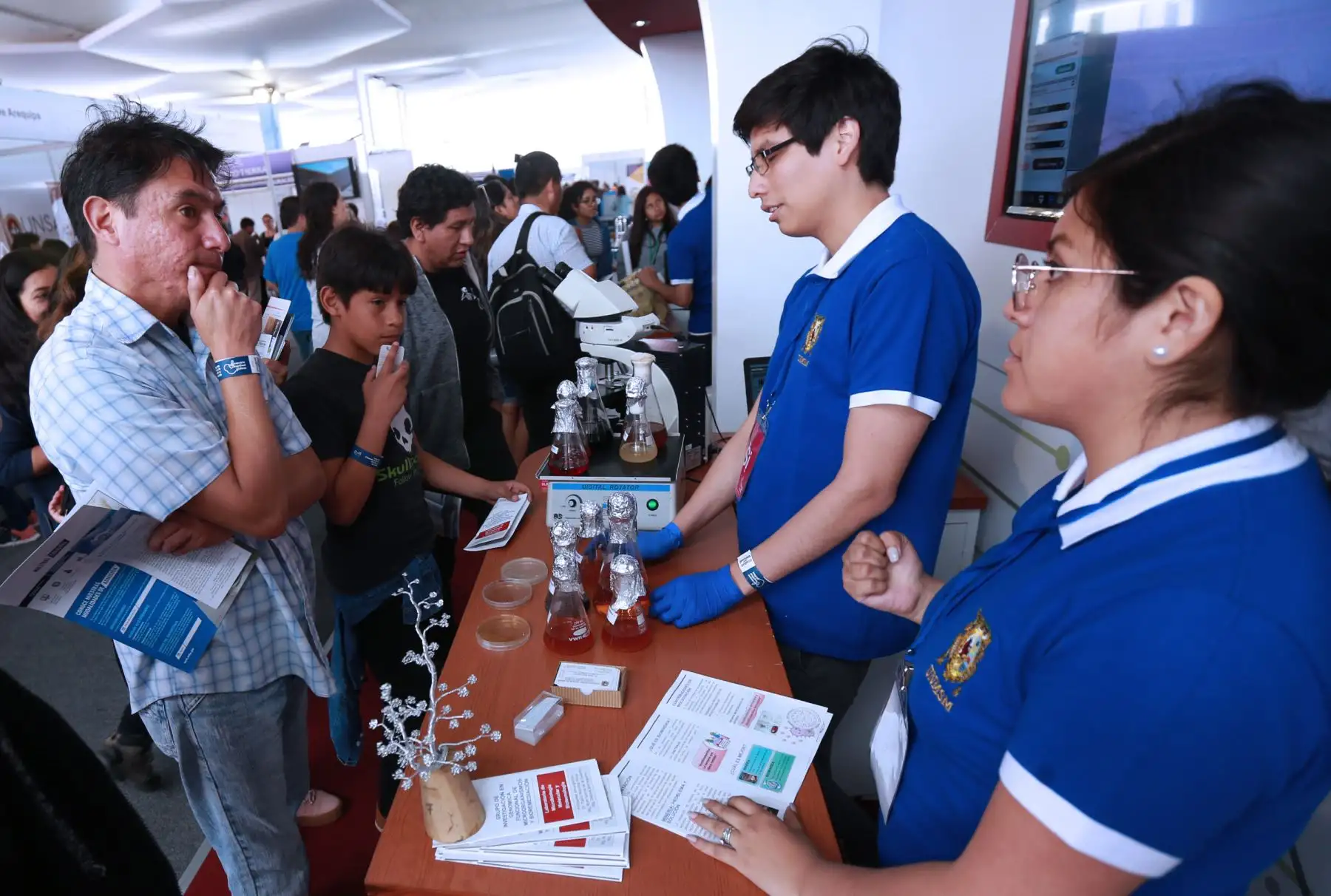 Proyectos sobre energía renovable, medio ambiente y agroindustria, presentan estudiantes de las 26 regiones del país, en la Feria Escolar Nacional de Ciencia y Tecnología Eureka.
Foto: ANDINA/Norman Córdova