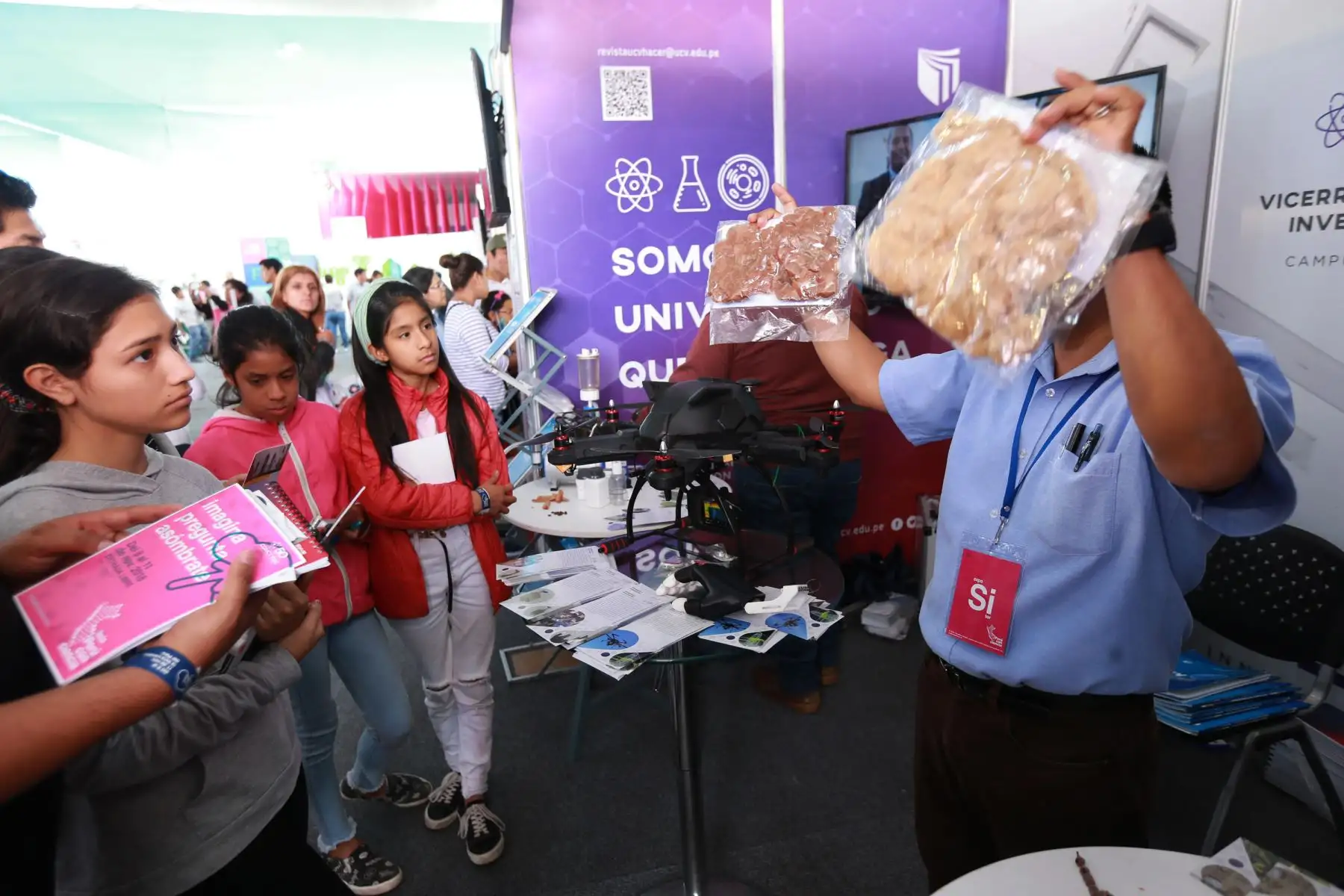 Proyectos sobre energía renovable, medio ambiente y agroindustria, presentan estudiantes de las 26 regiones del país, en la Feria Escolar Nacional de Ciencia y Tecnología Eureka.
Foto: ANDINA/Norman Córdova