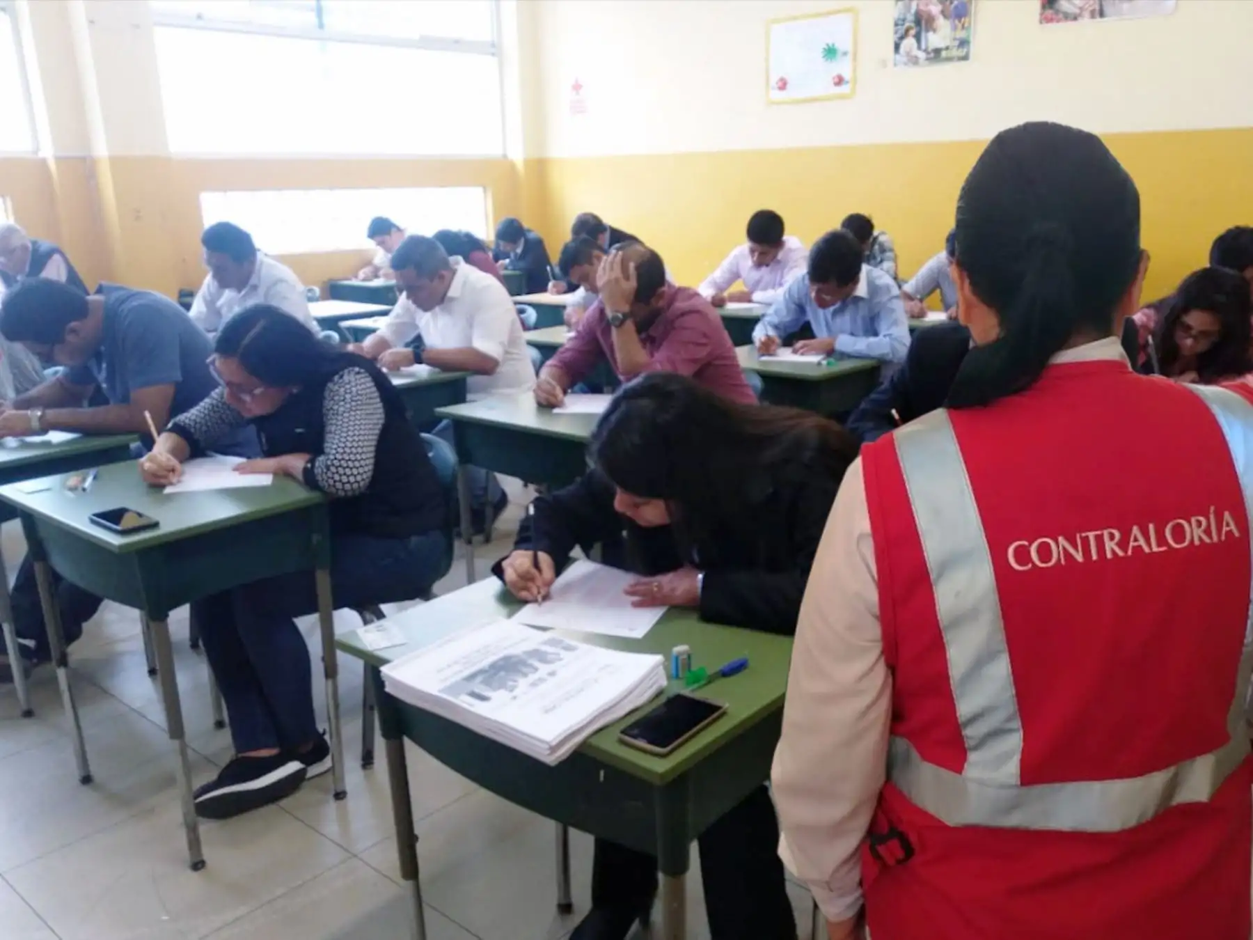 La Contraloría General realizó esta mañana un examen para la contratación de 382 profesionales.