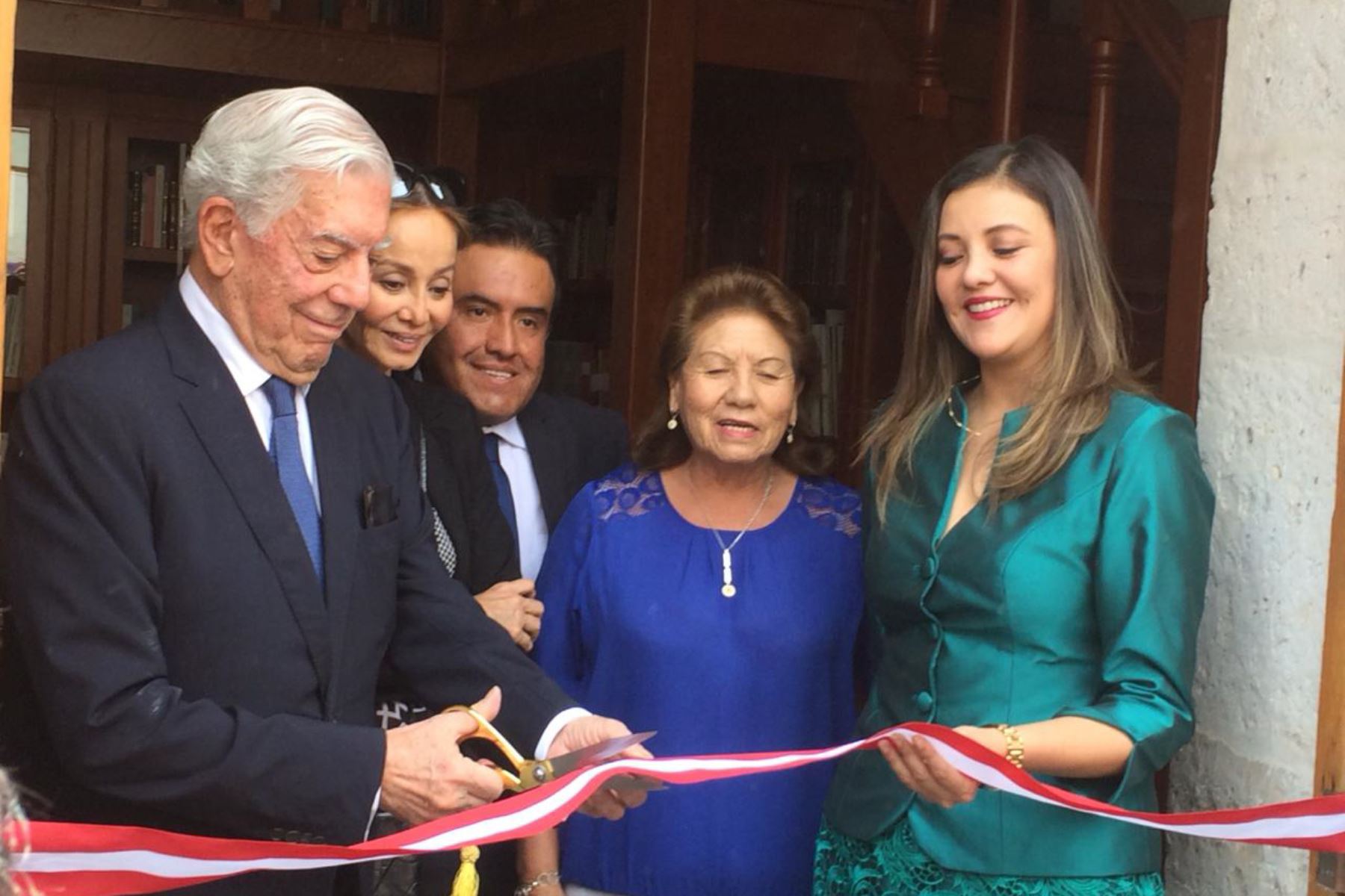 Mario Vargas Llosa y autoridades de Arequipa inauguraron la instalaciones de la biblioteca donde reposan los libros recientemente entregados por el Premio Nobel de Literatura.