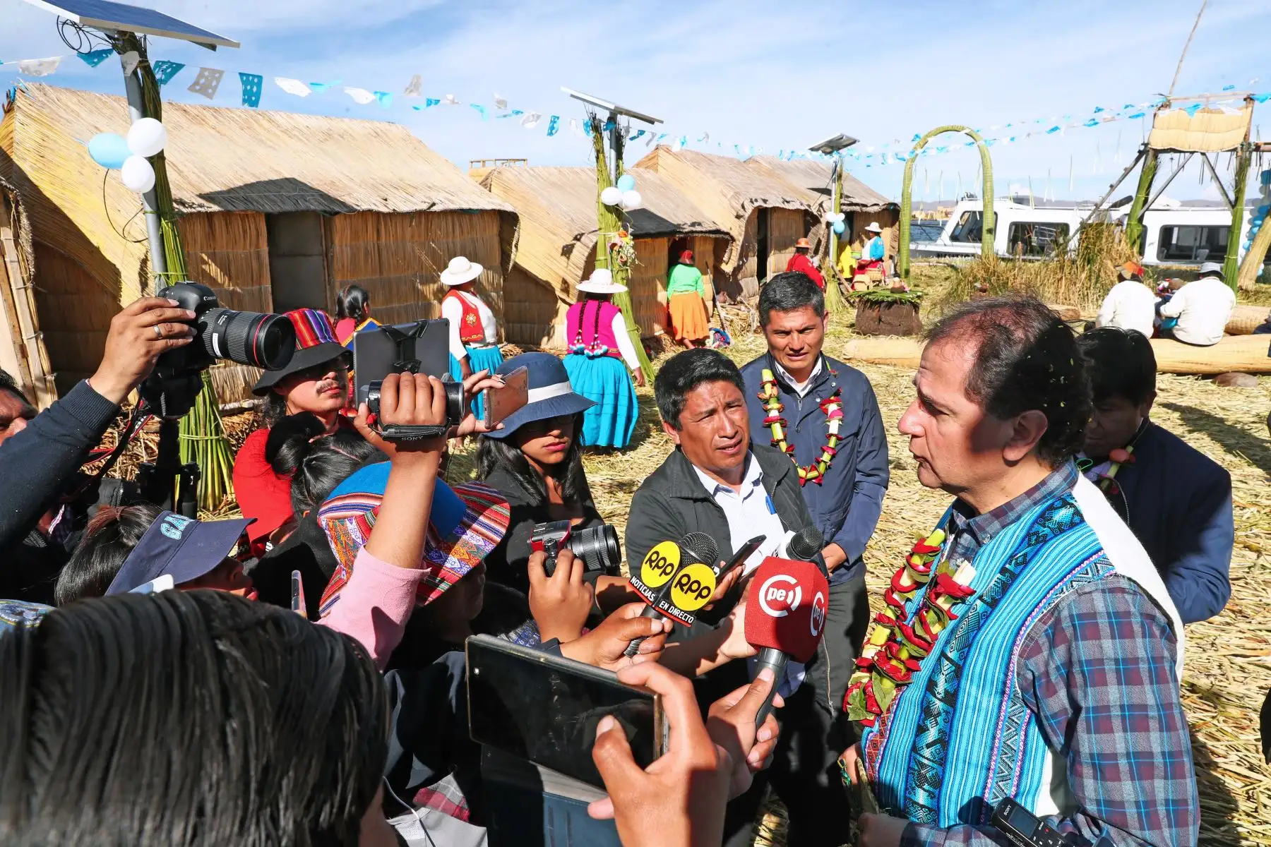 Ministro de Energía y Minas Francisco Ísmodes, inauguró el sistema fotovoltaico que dota de luz eléctrica a habitantes de la Isla Los Uros, en la regiòn de Puno. Foto.ANDINA/MEM