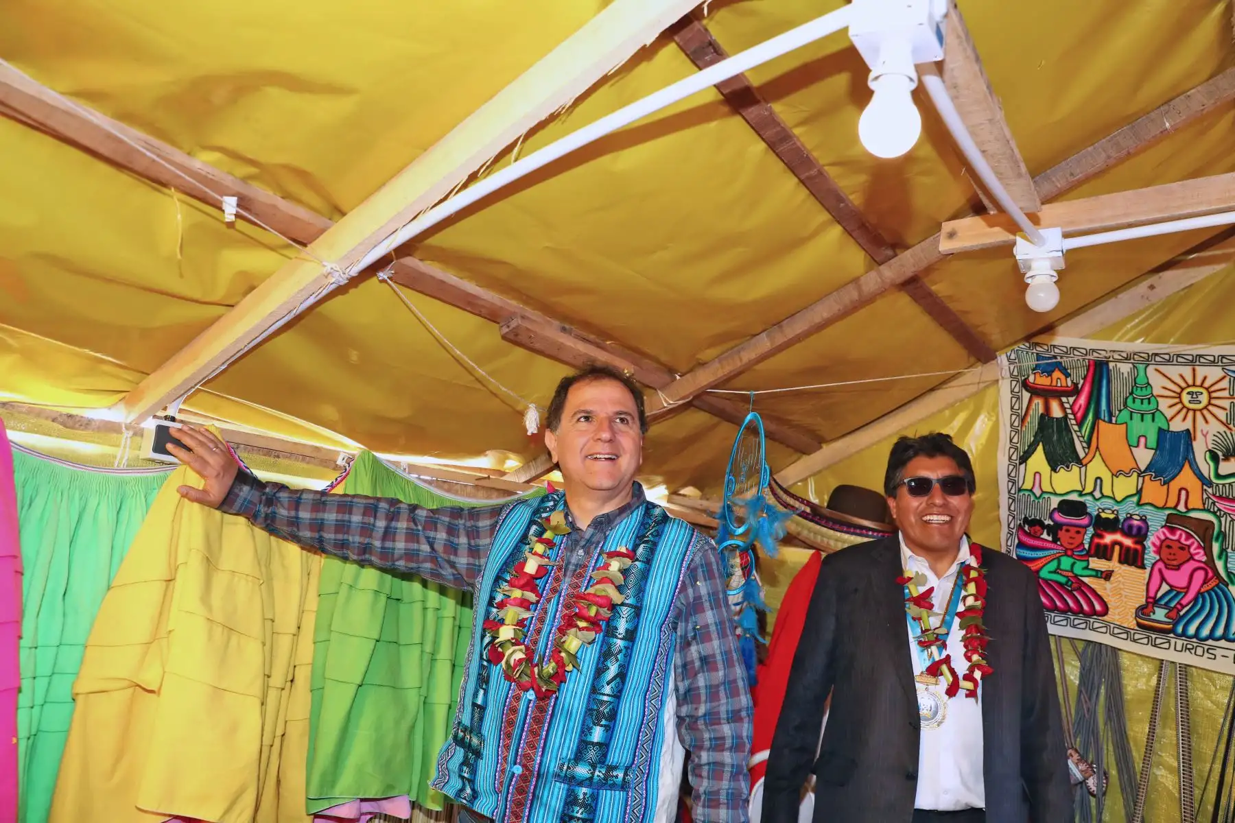Ministro de Energía y Minas Francisco Ísmodes, inauguró el sistema fotovoltaico que dota de luz eléctrica a habitantes de la Isla Los Uros, en la regiòn de Puno. Foto.ANDINA/MEM