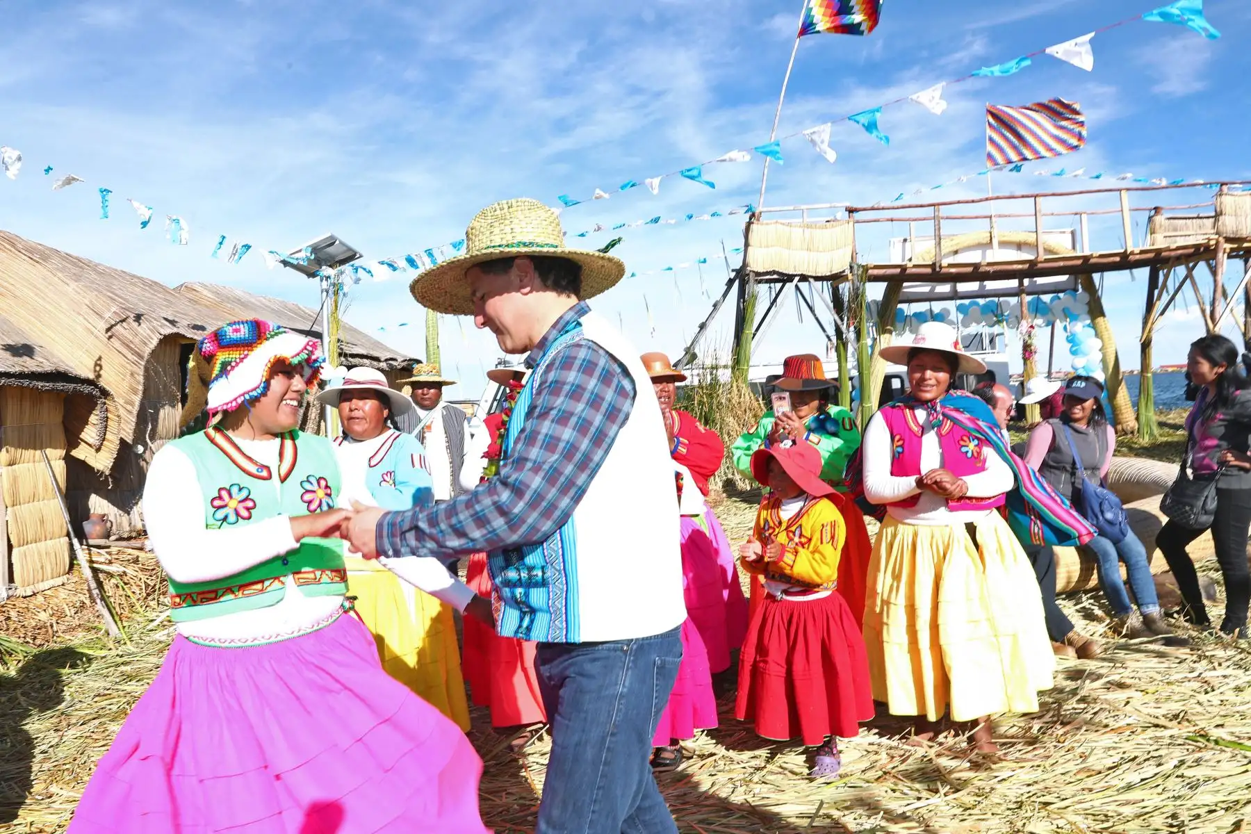 Ministro de Energía y Minas Francisco Ísmodes, inauguró el sistema fotovoltaico que dota de luz eléctrica a habitantes de la Isla Los Uros, en la regiòn de Puno. Foto.ANDINA/MEM