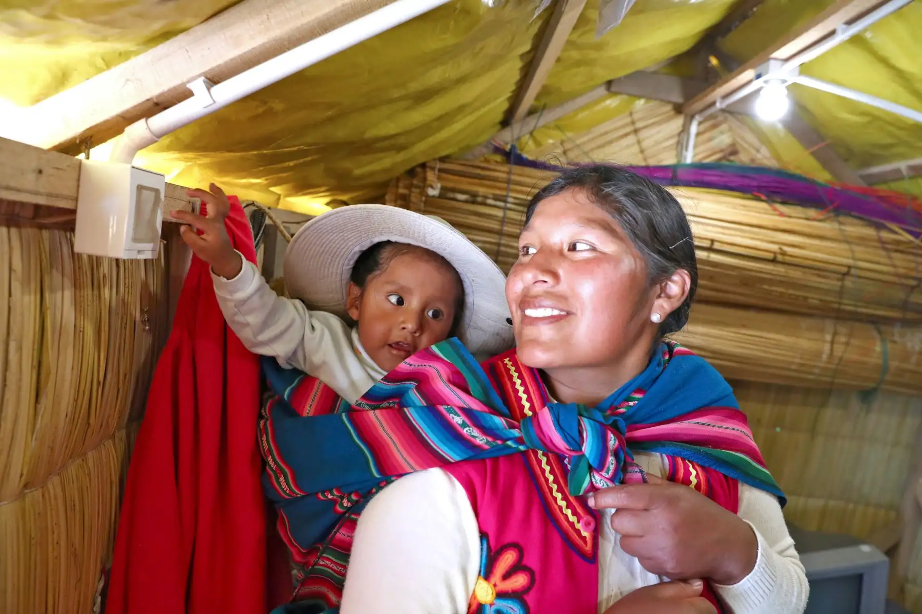 Ministro de Energía y Minas Francisco Ísmodes, inauguró el sistema fotovoltaico que dota de luz eléctrica a habitantes de la Isla Los Uros, en la regiòn de Puno. Foto.ANDINA/MEM