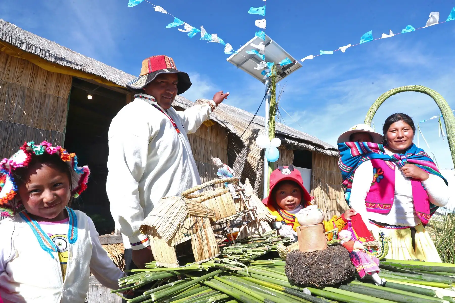 Ministro de Energía y Minas Francisco Ísmodes, inauguró el sistema fotovoltaico que dota de luz eléctrica a habitantes de la Isla Los Uros, en la regiòn de Puno. Foto.ANDINA/MEM