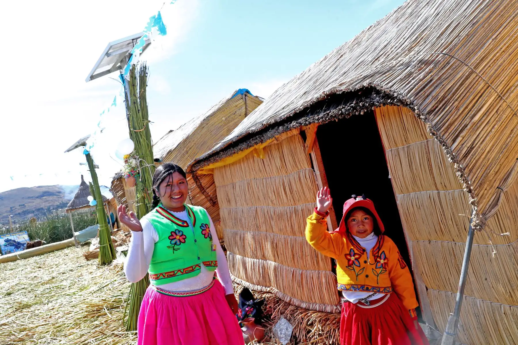 Ministro de Energía y Minas Francisco Ísmodes, inauguró el sistema fotovoltaico que dota de luz eléctrica a habitantes de la Isla Los Uros, en la regiòn de Puno. Foto.ANDINA/MEM