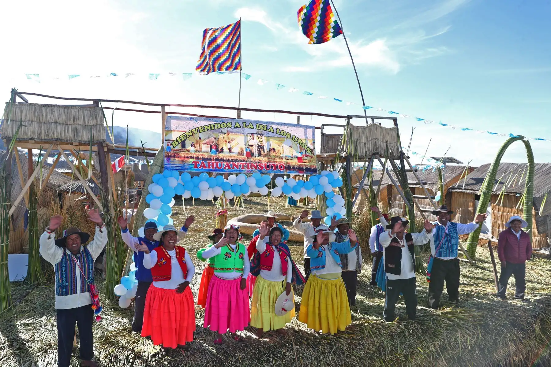 Ministro de Energía y Minas Francisco Ísmodes, inauguró el sistema fotovoltaico que dota de luz eléctrica a habitantes de la Isla Los Uros, en la regiòn de Puno. Foto.ANDINA/MEM