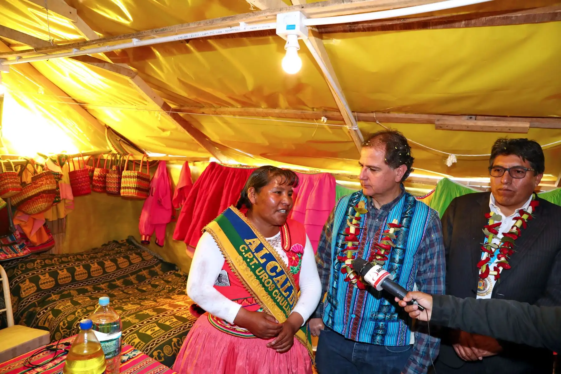 Ministro de Energía y Minas Francisco Ísmodes, inauguró el sistema fotovoltaico que dota de luz eléctrica a habitantes de la Isla Los Uros, en la regiòn de Puno. Foto.ANDINA/MEM