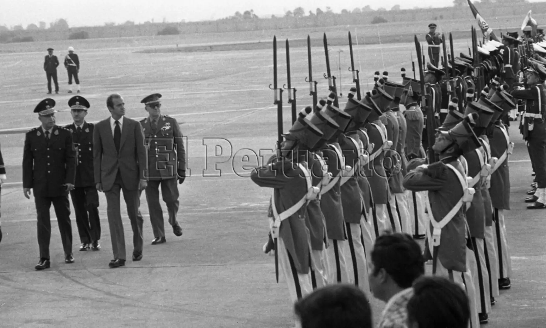 Juan Carlos I y el presidente Francisco Morales Bermúdez, pasan revista a las tropas en el Grupo Aéreo No. 8 (22 noviembre 1978). Foto: Diario Oficial EL PERUANO / Virgilio Molero