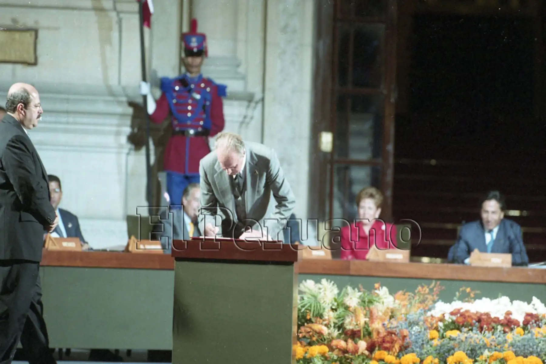 El monarca español, en el marco de la Undécima Cumbre Iberoamericana de  Jefes de Estado y de Gobierno, suscribe la Declaración de Lima (24 noviembre 2001). Foto: Diario oficial EL PERUANO / Jack Ramón