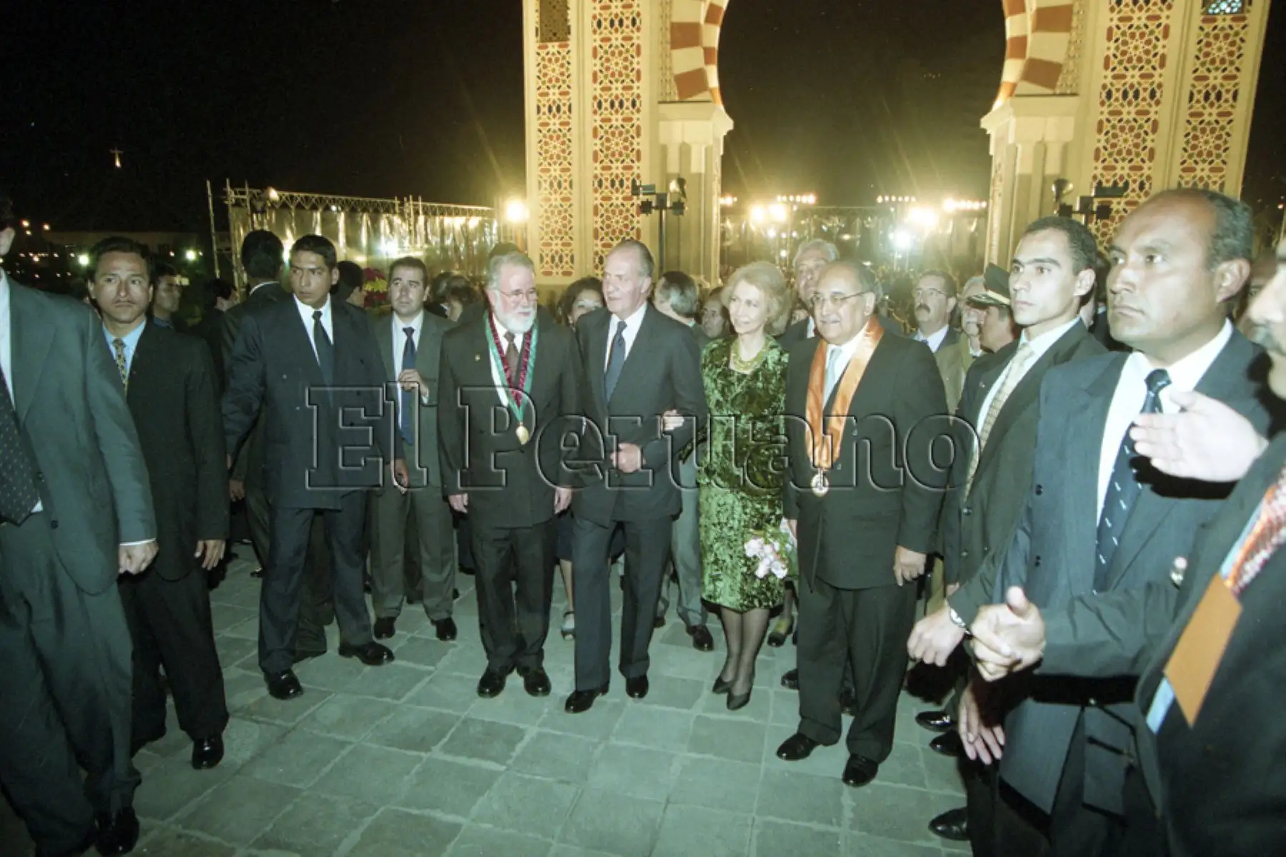 Los reyes de España inauguraron en el distrito de Surco, el Arco de la Amistad, monumento entregado por los monarcas al alcalde de Lima, Alberto Andrade (25 noviembre 2001). Foto: Diario Oficial EL PERUANO / Ricardo Choy-Kifox