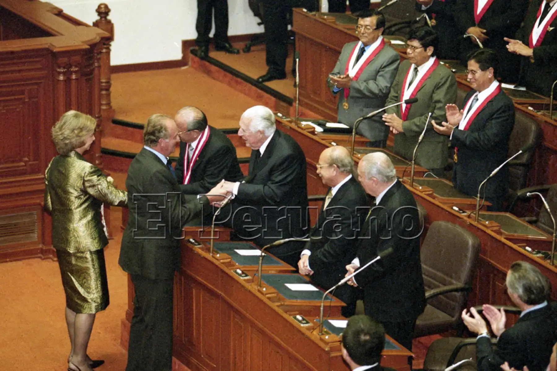 Los expresidentes Fernando Belaunde, Valentín Paniagua y Francisco Morales Bermúdez  saludaron en el Congreso a los reyes de España (26 noviembre 2001). Foto:  Diario Oficial EL PERUANO / Víctor Palomino