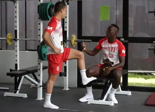 Luis Advíncula conversa con Cristian Benavente. Ambos serán las principales que tendrá la selección para enfrentar a Ecuador