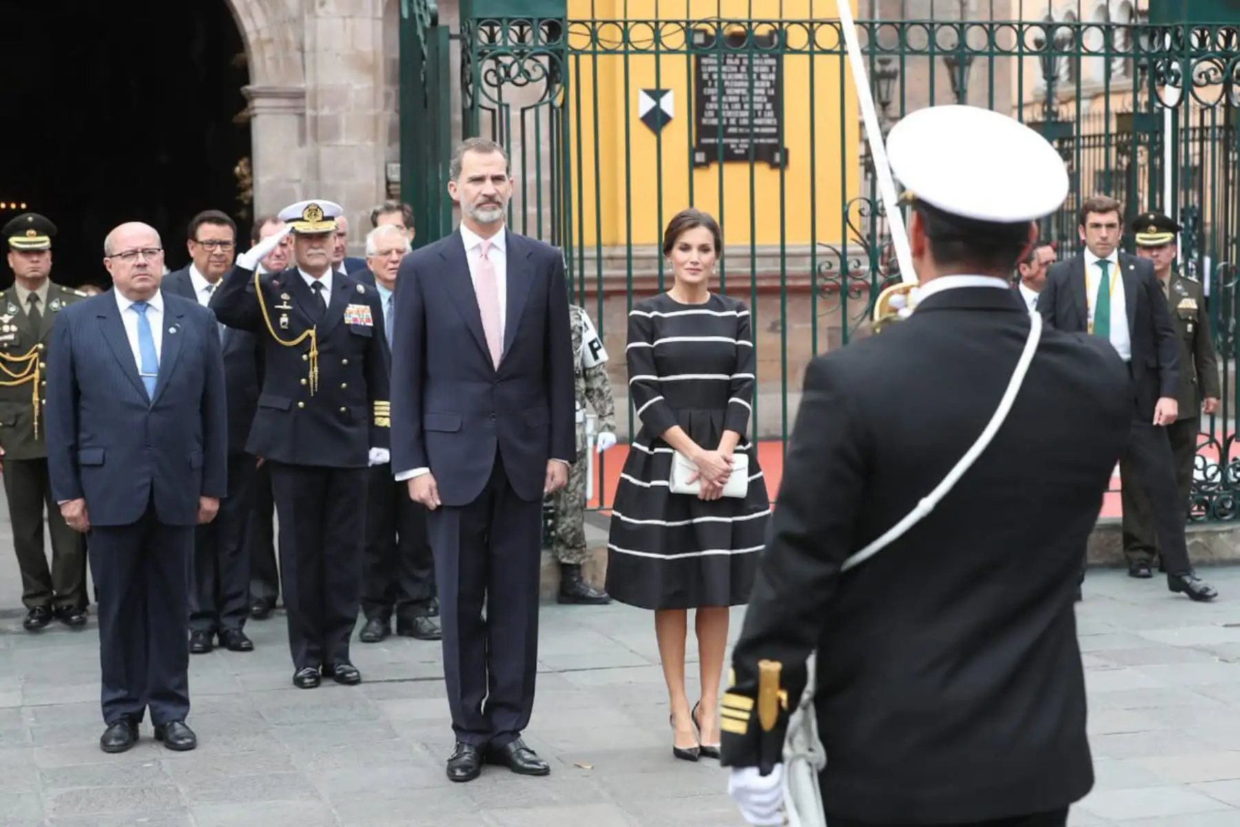 Reyes de España participaron en colocación de ofrenda floral.