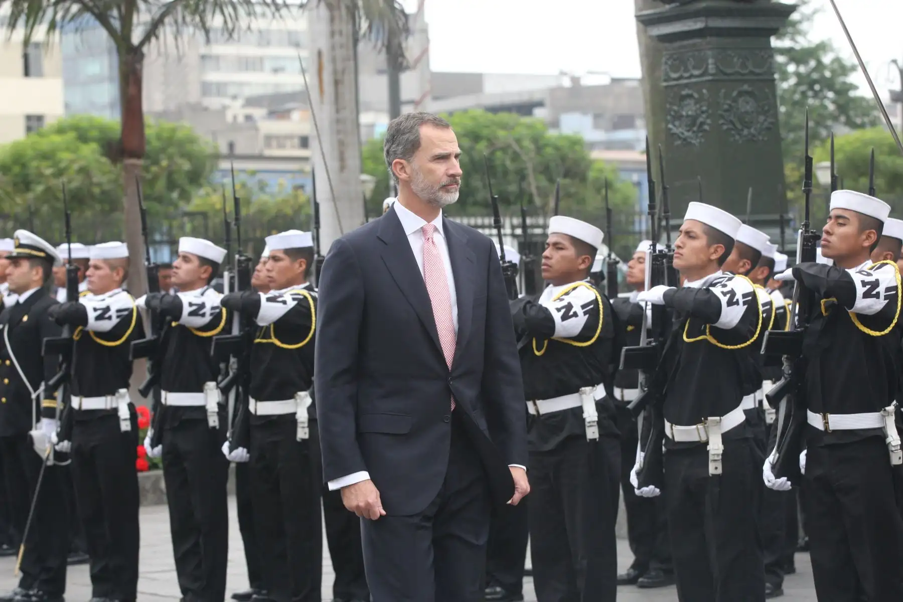 Los Reyes de España, Felipe VI y Letizia Ortiz, participan en este momento en la colocación de una ofrenda floral ante el Panteón de los Próceres de la Nación, en el Cercado de Lima. Foto: ANDINA/Héctor Vinces