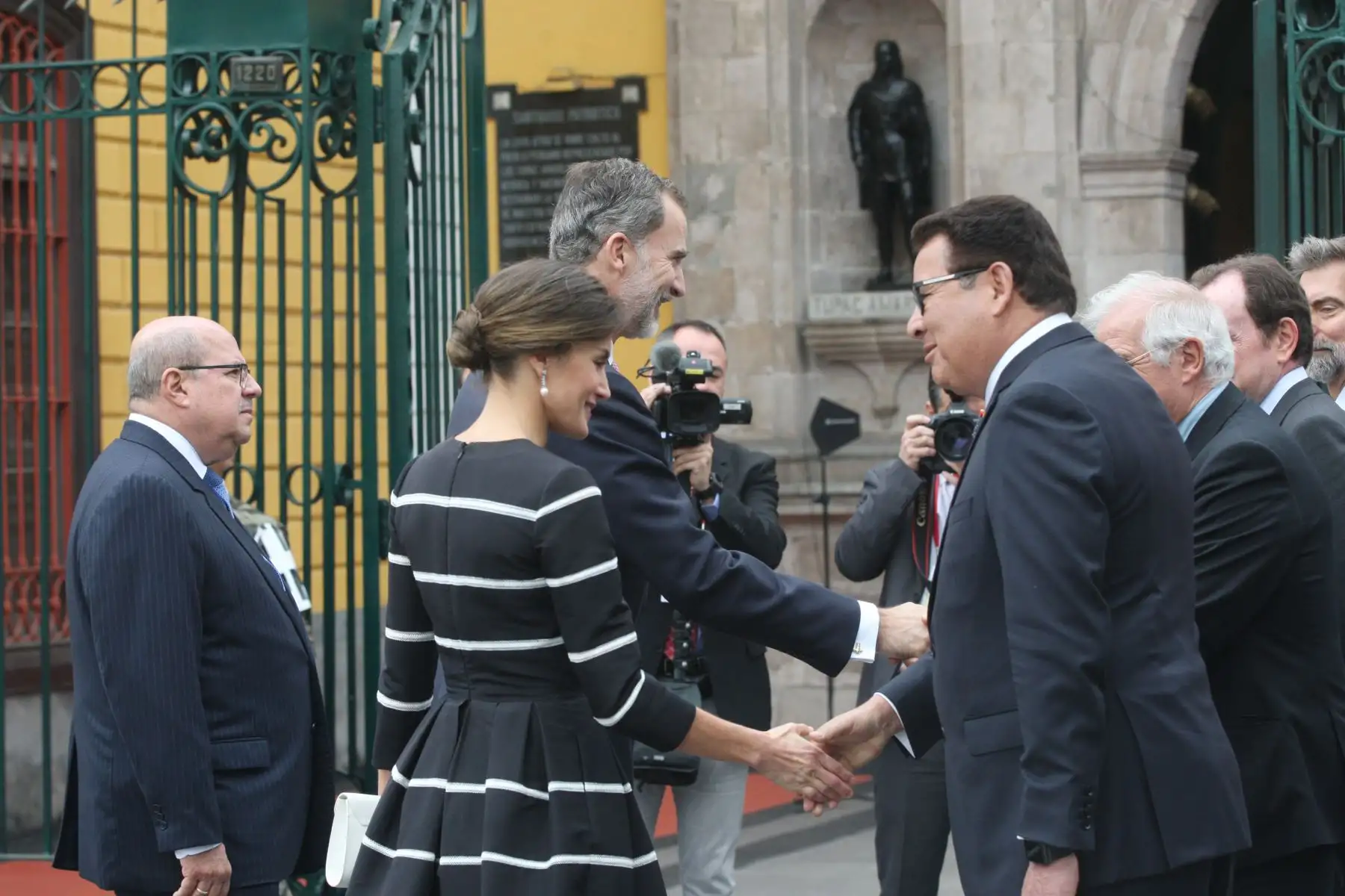 Los Reyes de España, Felipe VI y Letizia Ortiz, participan en este momento en la colocación de una ofrenda floral ante el Panteón de los Próceres de la Nación, en el Cercado de Lima. Foto: ANDINA/Héctor Vinces