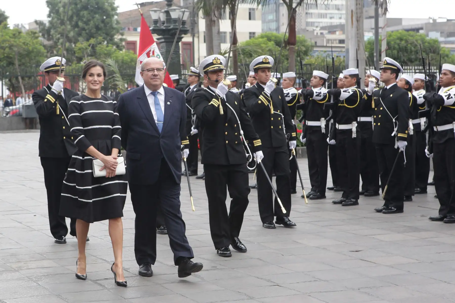 Los Reyes de España, Felipe VI y Letizia Ortiz, participan en este momento en la colocación de una ofrenda floral ante el Panteón de los Próceres de la Nación, en el Cercado de Lima. Foto: ANDINA/Héctor Vinces