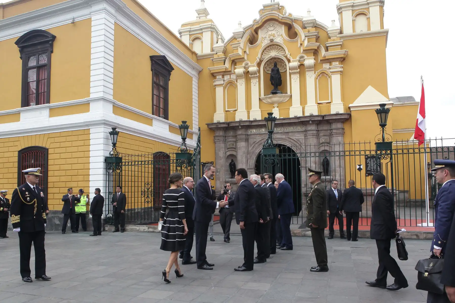 Los Reyes de España, Felipe VI y Letizia Ortiz, participan en este momento en la colocación de una ofrenda floral ante el Panteón de los Próceres de la Nación, en el Cercado de Lima. Foto: ANDINA/Héctor Vinces