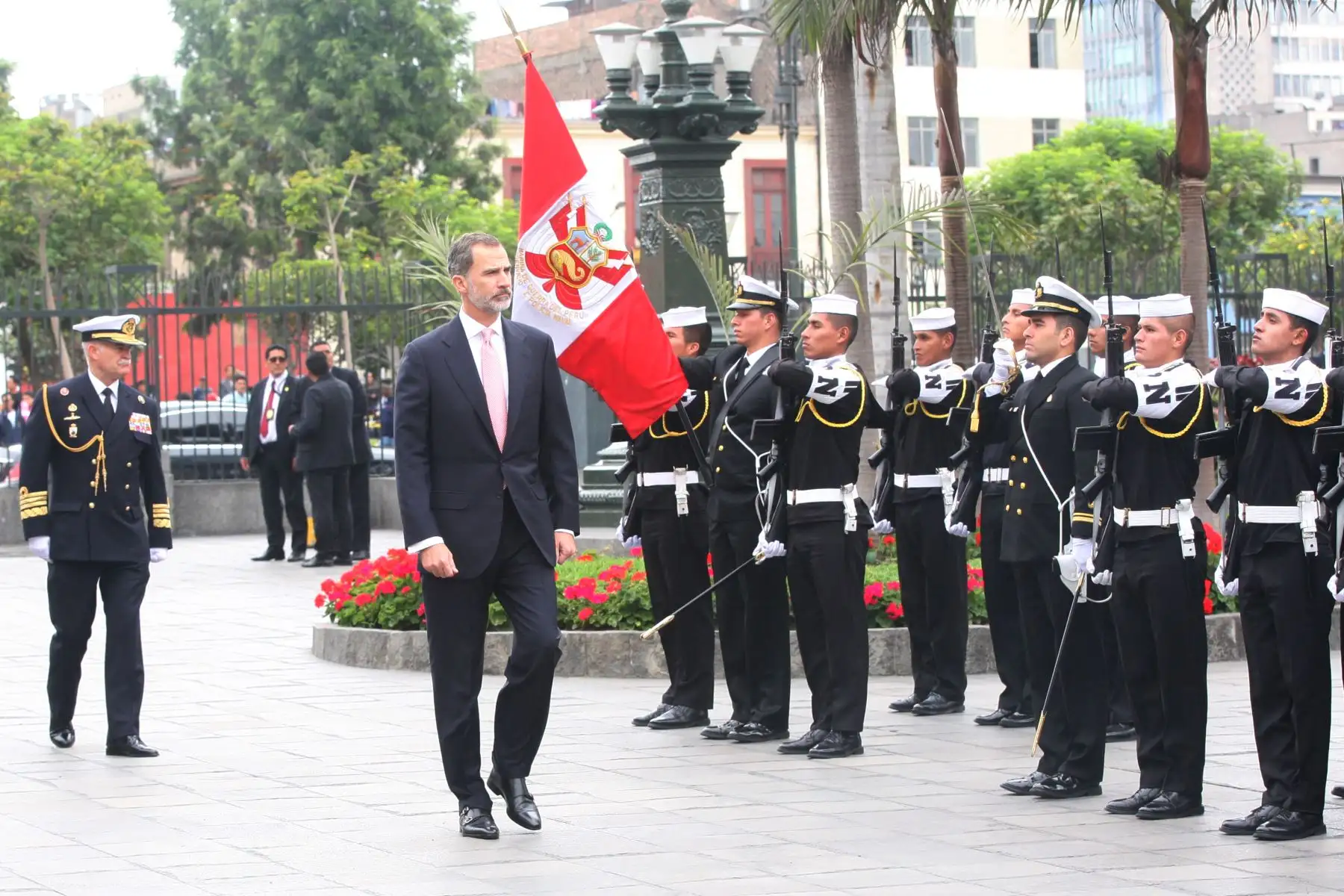 Los Reyes de España, Felipe VI y Letizia Ortiz, participan en este momento en la colocación de una ofrenda floral ante el Panteón de los Próceres de la Nación, en el Cercado de Lima. Foto: ANDINA/Héctor Vinces