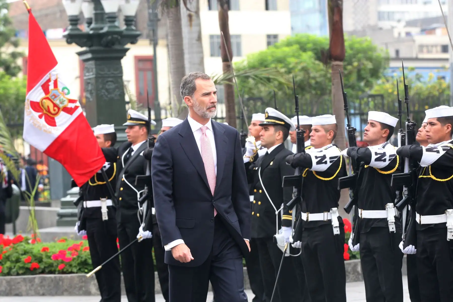 Los Reyes de España, Felipe VI y Letizia Ortiz, participan en este momento en la colocación de una ofrenda floral ante el Panteón de los Próceres de la Nación, en el Cercado de Lima. Foto: ANDINA/Héctor Vinces