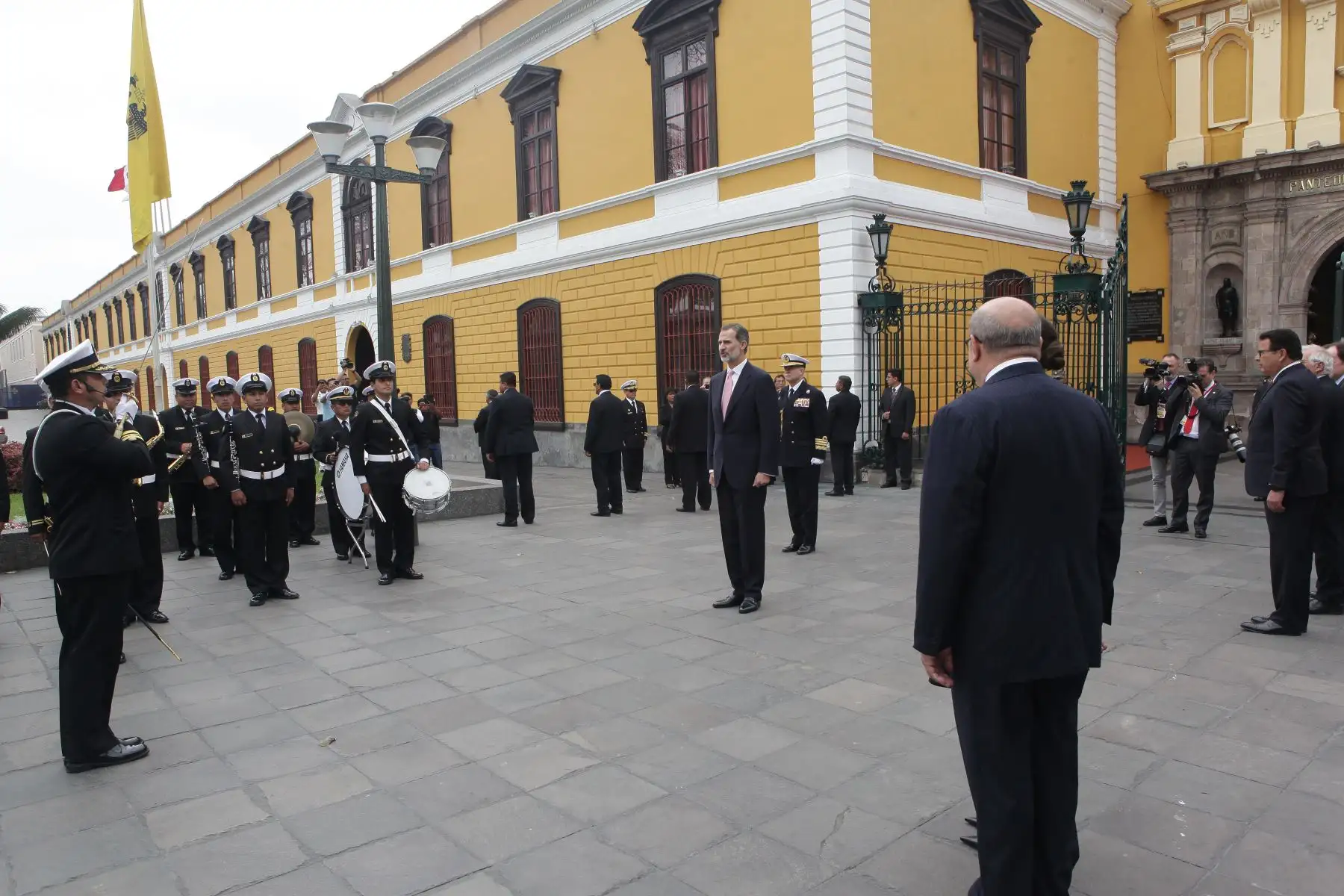 Los Reyes de España, Felipe VI y Letizia Ortiz, participan en este momento en la colocación de una ofrenda floral ante el Panteón de los Próceres de la Nación, en el Cercado de Lima. Foto: ANDINA/Héctor Vinces