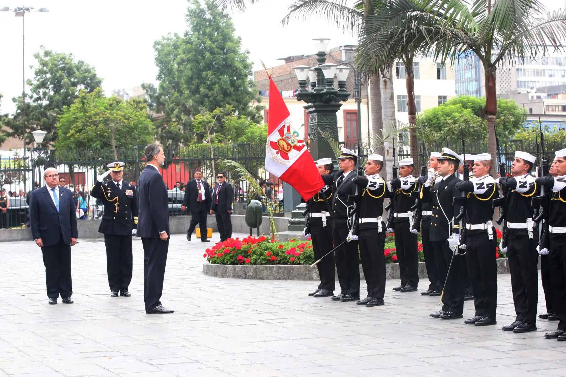Los Reyes de España, Felipe VI y Letizia Ortiz, participan en este momento en la colocación de una ofrenda floral ante el Panteón de los Próceres de la Nación, en el Cercado de Lima. Foto: ANDINA/Héctor Vinces