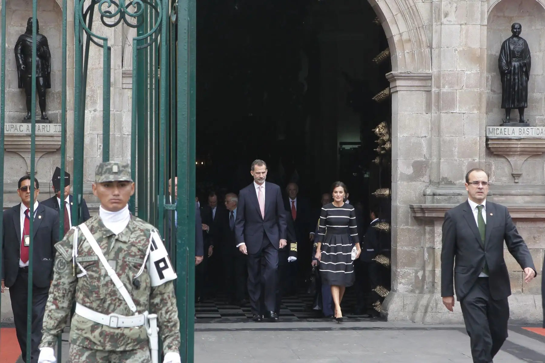 Los Reyes de España, Felipe VI y Letizia Ortiz, participan en este momento en la colocación de una ofrenda floral ante el Panteón de los Próceres de la Nación, en el Cercado de Lima. Foto: ANDINA/Héctor Vinces