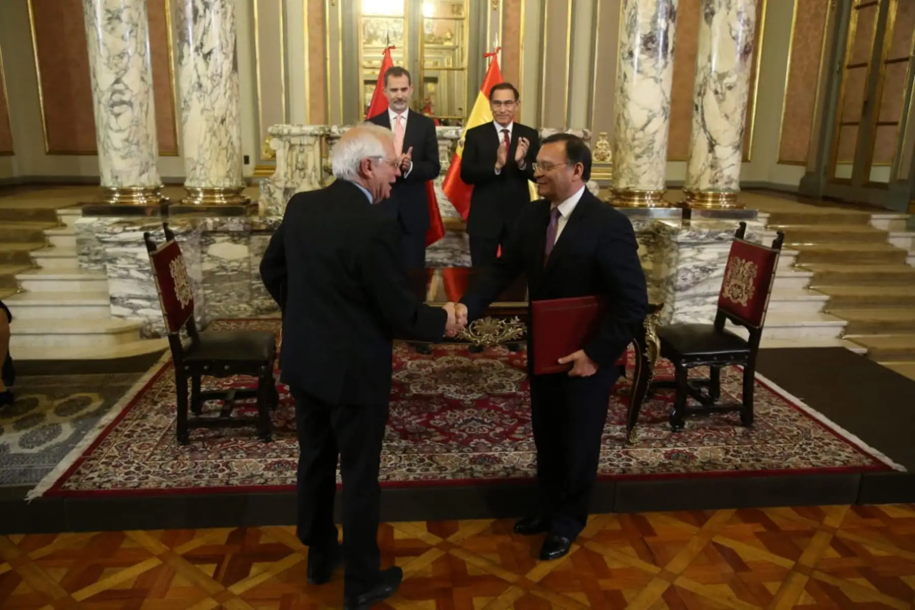 El presidente de la República, Martín Vizcarra, y el rey de España, don Felipe VI, inician la ceremonia de Suscripción de Acuerdos entre ambos países. Foto: ANDINA/Prensa Presidencia