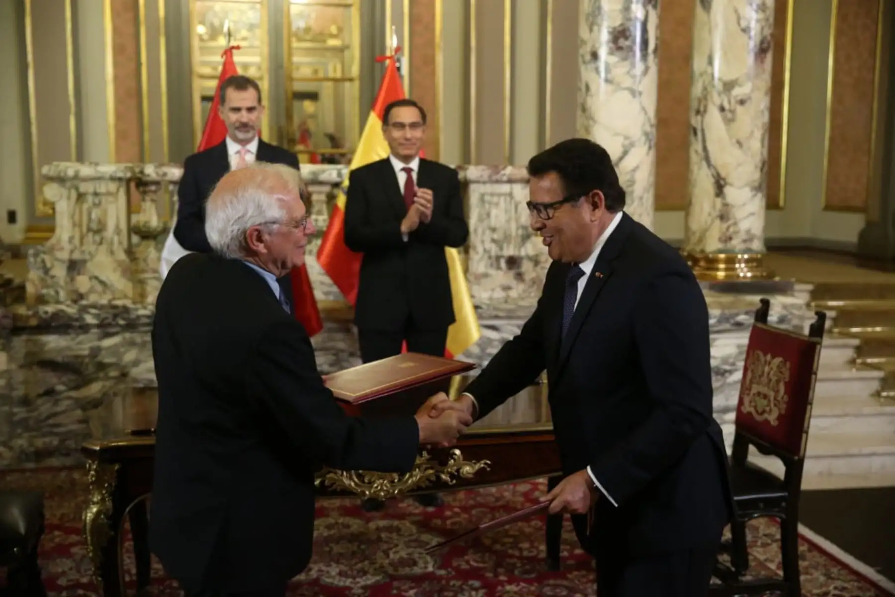 El presidente de la República, Martín Vizcarra, y el rey de España, don Felipe VI, inician la ceremonia de Suscripción de Acuerdos entre ambos países. Foto: ANDINA/Prensa Presidencia