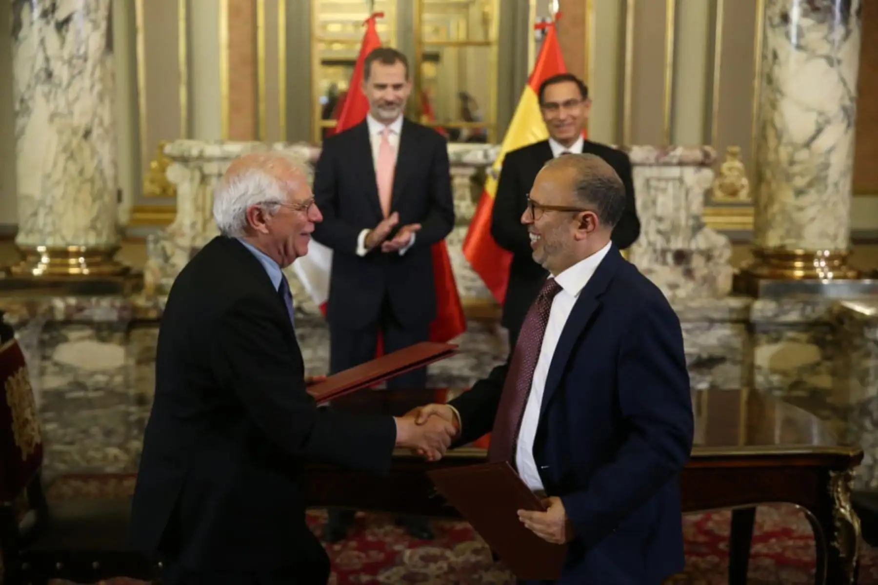El presidente de la República, Martín Vizcarra, y el rey de España, don Felipe VI, inician la ceremonia de Suscripción de Acuerdos entre ambos países. Foto: ANDINA/Prensa Presidencia