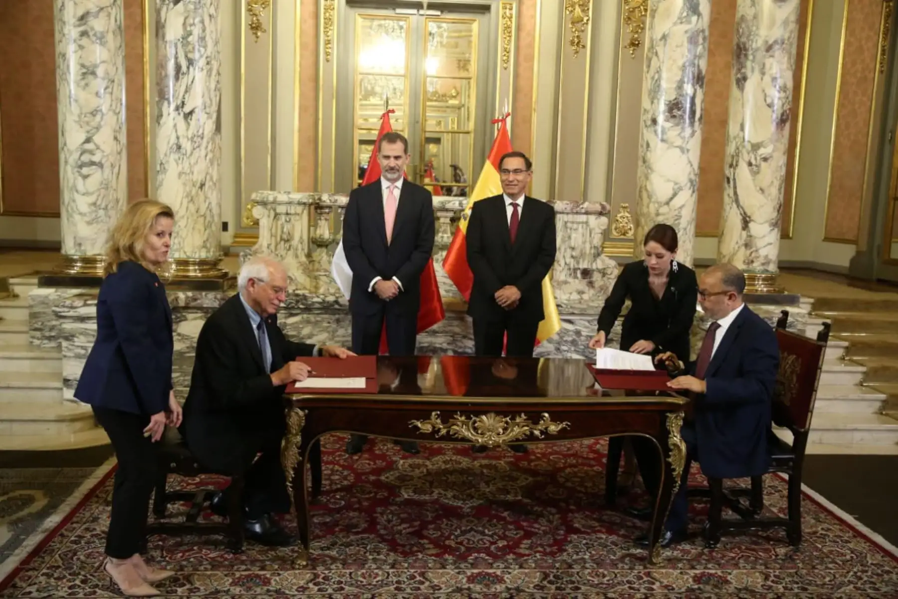 El presidente de la República, Martín Vizcarra, y el rey de España, don Felipe VI, inician la ceremonia de Suscripción de Acuerdos entre ambos países. Foto: ANDINA/Prensa Presidencia