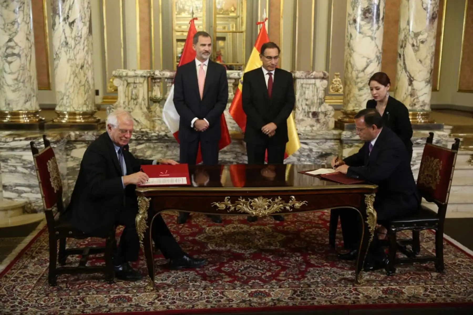 El presidente de la República, Martín Vizcarra, y el rey de España, don Felipe VI, inician la ceremonia de Suscripción de Acuerdos entre ambos países. Foto: ANDINA/Prensa Presidencia