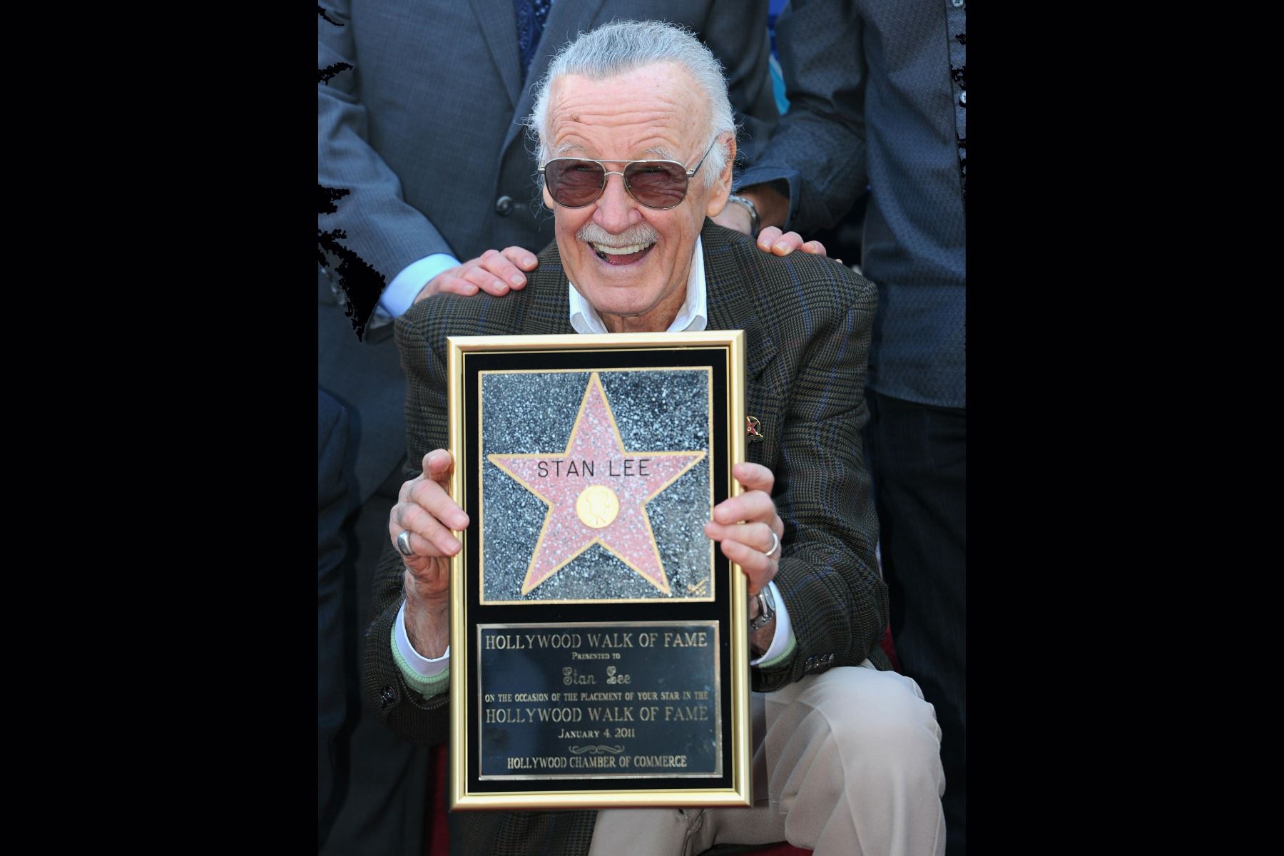 Stan Lee, una leyenda del cómic, asiste a una ceremonia que lo honra con la estrella 2,428 en el Paseo de la Fama de Hollywood el 4 de enero de 2011 en Hollywood, California.  AFP