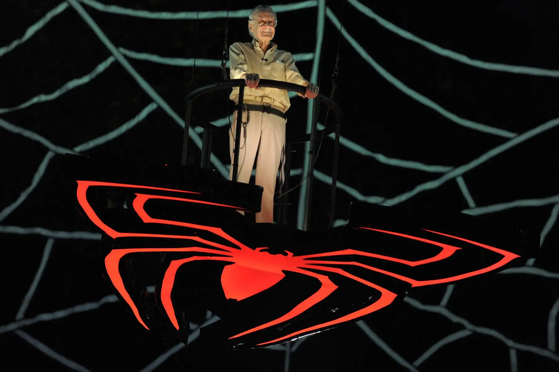 El escritor Stan Lee acepta el premio Comic-Con Icon en el escenario durante el Scream 2009 de Spike TV en el Teatro Griego el 17 de octubre de 2009 en Los Ángeles, California.  AFP