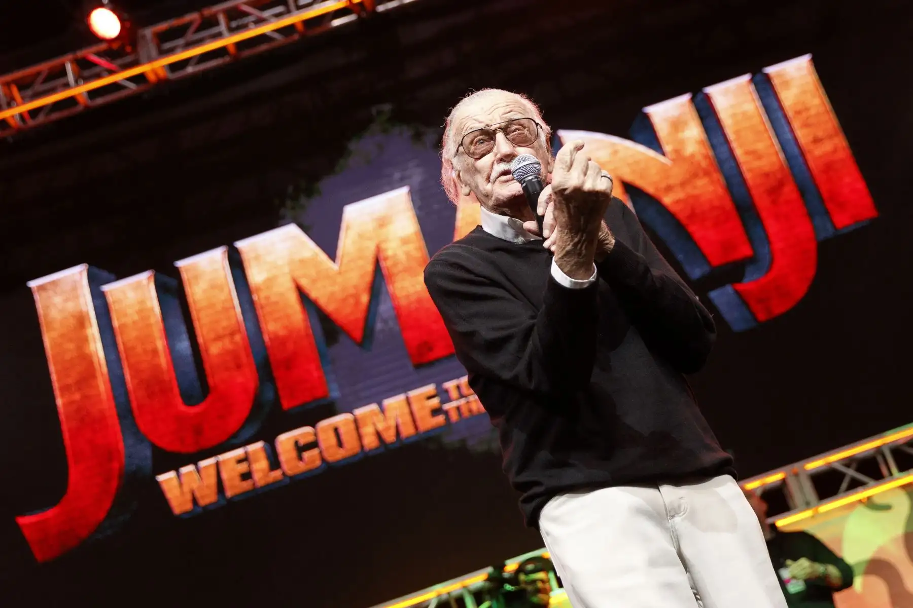 Stan Lee habla en el escenario en ENTERTAINMENT WEEKLY Presenta Dwayne "The Rock" Johnson en la cómic de Los Ángeles de Stan Lee en Los Angeles Convention Center el 28 de octubre de 2017 en Los Angeles, California. AFP