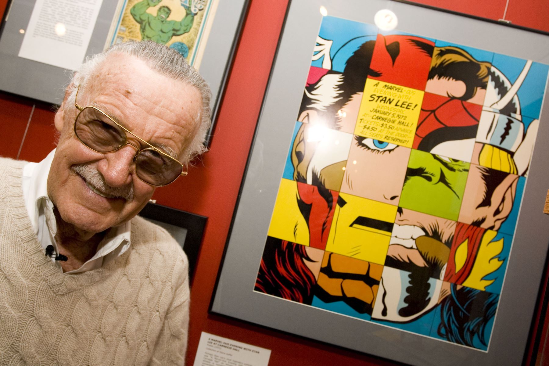 ) La leyenda del cómic Stan Lee posa en la recepción de apertura de "Stan Lee: una retrospectiva" presentada por el Museo de Arte Cómico y de Dibujos Animados el 23 de febrero de 2007 en la ciudad de Nueva York. AFP